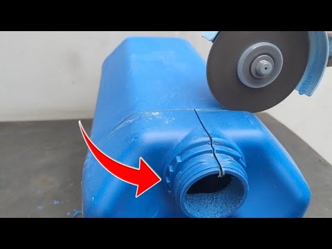 Brilliant idea with an old plastic container | DIY tools at home