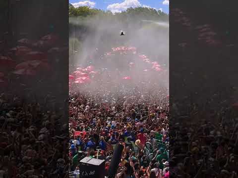 Banho de chuva no carnaval vale? // The song says "take a rain shower"