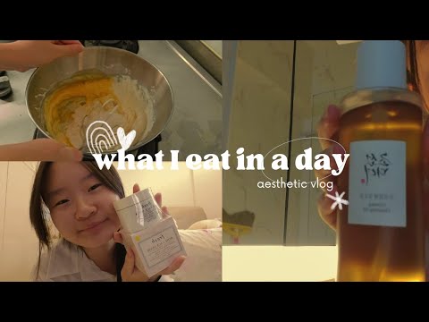 what I eat in a day vlog 🥞🥘| foods, reviewing skincare products +skincare routine